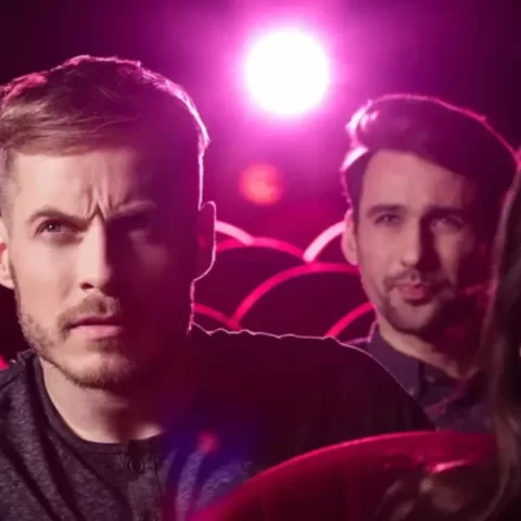 Muškarac u kinu pokušava čuti i razumjeti govor – znak mogućeg oštećenja sluha