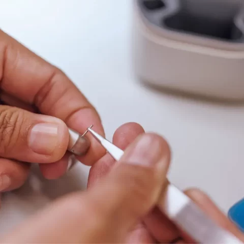 Servis slušnog aparata – čišćenje i popravak malih dijelova